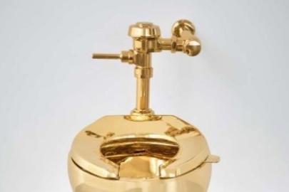 18 ayar altın tuvalet 12 milyon dolara satıldı!