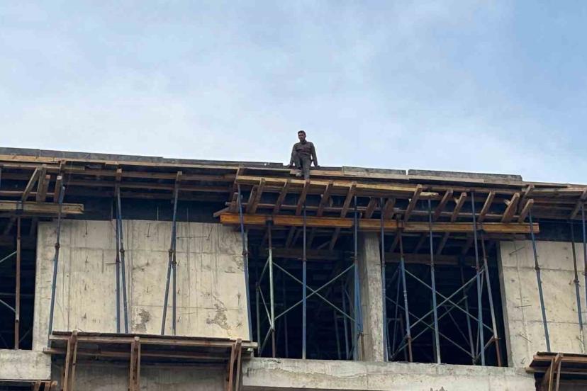 4 aydır maaş alamayan işçiler, çatıya çıktı: "İçeride biriken para yaklaşık 3.5 milyon lira"