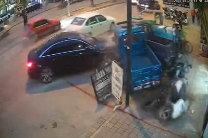 Adana’da kaza anı hem güvenlik kamerasına hem de araç kamerasına yansıdı