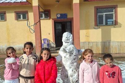 Ağrı’da öğrenciler yılın ilk kardan adamını yaptı