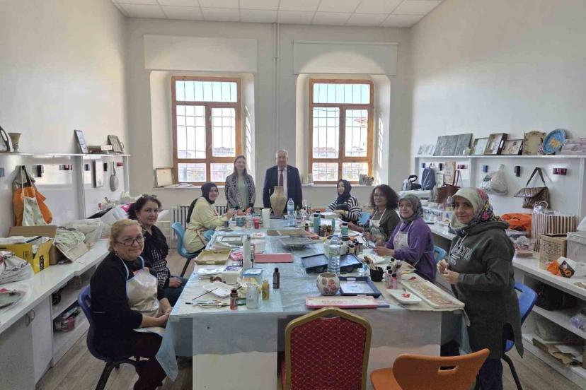 Ahşap boyama kursunda el becerileri gelişiyor