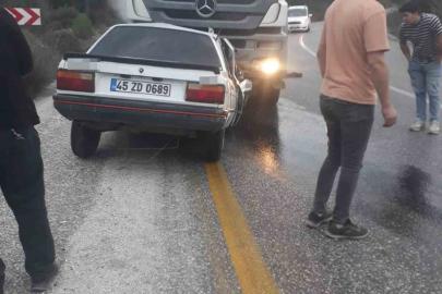 Akhisar’da kamyon ile otomobil kafa kafaya çarpıştı: 1 ölü, 1 yaralı