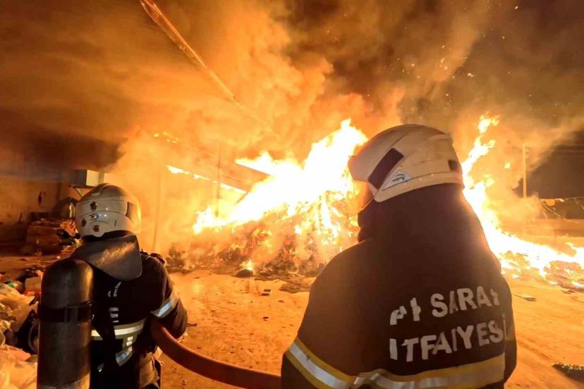 Aksaray’da alevli gece: Geri dönüşüm tesisi alev alev yandı