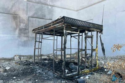 Alevlere teslim olan taksi kulübesinden geriye hurda yığını kaldı