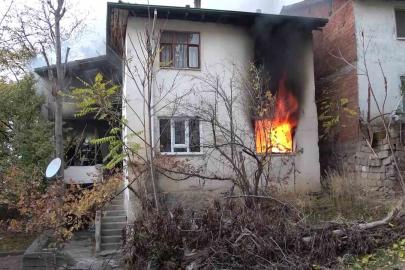 Amasya’da iki katlı evde yangın: Yaşlı kadın yangını ağlayarak izledi