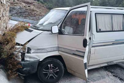 Antalya’da istinat duvarına çarpan aracın sürücüsü yaralandı