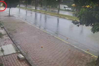 Antalya’da seyir halindeki otomobil bir anda alev topuna döndü, sürücü kendini dışarıya attı