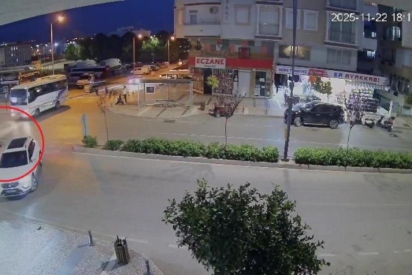 Aracıyla ‘U’ dönüşü yapan sürücünün kararsızlığı motosiklet sürücüsünü hastanelik etti