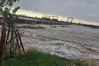 Ayvacık’ta aşırı yağış nedeniyle Tuzla Çayı taştı, tarım arazileri sular altında kaldı