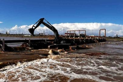 Ayvacık’ta taşan çay için çalışmalar devam ediyor