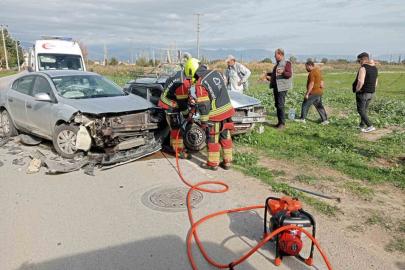 Balıkesir’de iki otomobil kafa kafaya çarpıştı: 3 yaralı