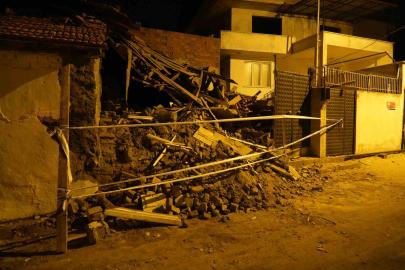 Balıkesir’de metruk bina çöktü