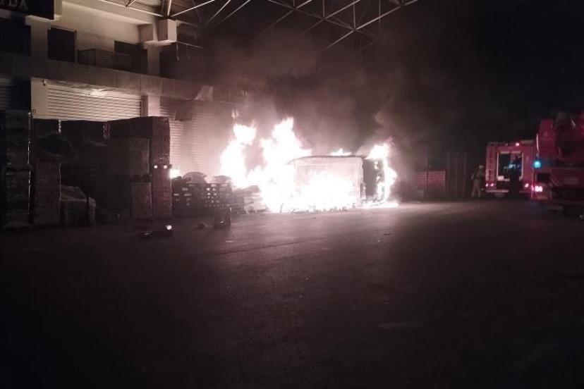 Başakşehir’de dükkanı önündeki paletlerde çıkan minibüse sıçradı