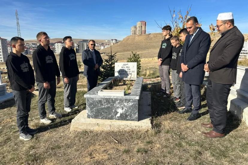 Bayburt’ta vefat eden öğretmenler mezarları başında dualarla anıldı