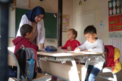 Bayburt’un dağ köyünün hem öğretmeni hem gelini: Zahide öğretmen 3 öğrencisine ışık oluyor