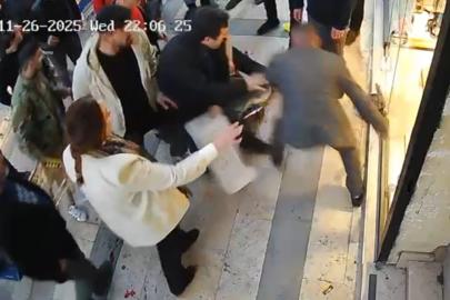 Bıçaklı saldırıya uğrayan kadını, esnaflar meyve kasalarıyla kurtardı