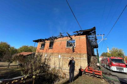 Burdur’da 2 katlı evde yangın paniği