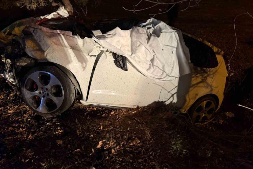 Burdur’da kamyonet ile çarpışan otomobil hurdaya döndü: 1 ölü, 1 yaralı