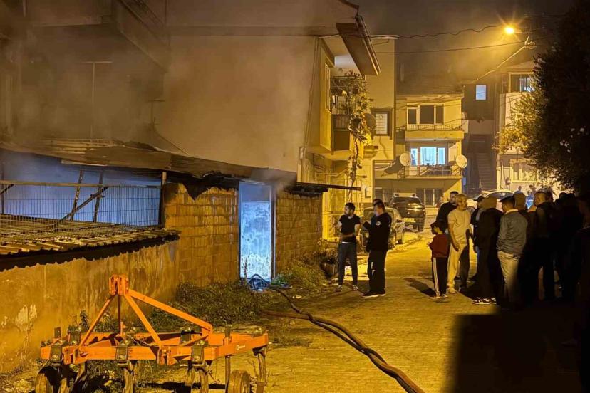 Bursa’da üç katlı binada çıkan yangın paniğe neden oldu