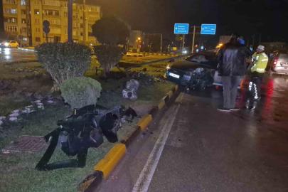 Çarptığı direk aracın üstüne devrildi, sürücü kaza yerinden kaçtı