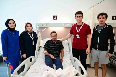 Çekiç kullanırken gözüne metal parça saplandı