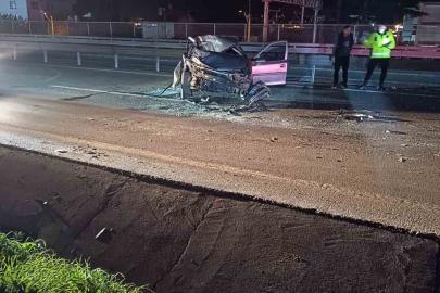 Demir bariyerlere çarpan otomobil parçalandı: Sürücü yaralandı
