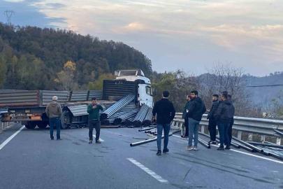 Demir yüklü tır bariyerlere çarptı, yol trafiğe kapandı