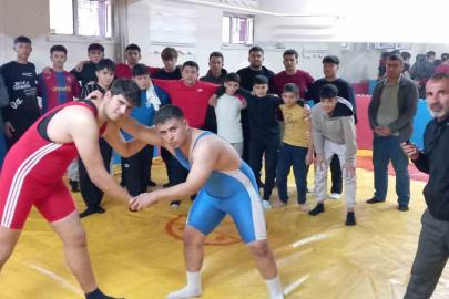 Develi’de liselerarası güreş müsabakaları yapıldı
