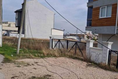 Devrilen internet direğinin çevreye dağılan kabloları risk oluşturuyor