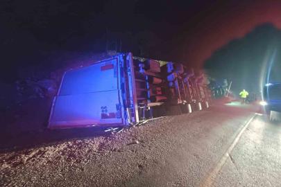 Devrilen tırın sürücüsü hayatını kaybetti