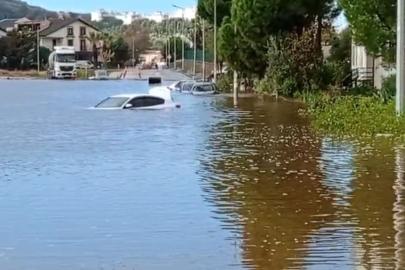 Dikili’de araçlar su altında kaldı