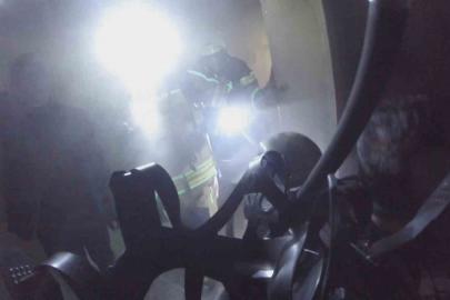 Diyarbakır’da 2’si çocuk 7 kişinin etkilendiği yangın kask kamerasına yansıdı