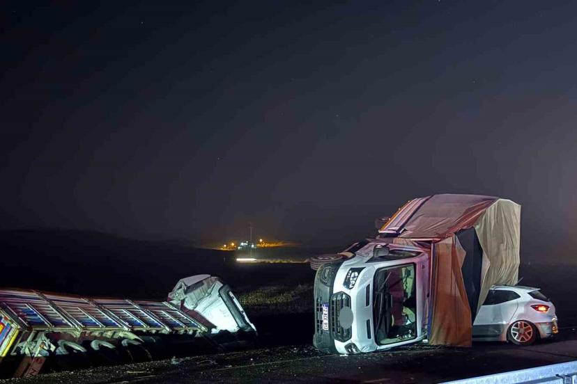 Diyarbakır’da 5 araçlı zincirleme kaza: 3 ölü, 14 yaralı