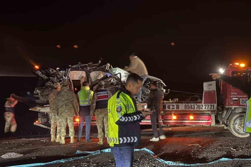 Diyarbakır’daki kazada ölen 4 kişinin cenazesi Adli Tıp Kurumu’na kaldırıldı