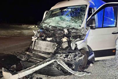 Edirne’de tıra çarpan panelvan hurdaya döndü