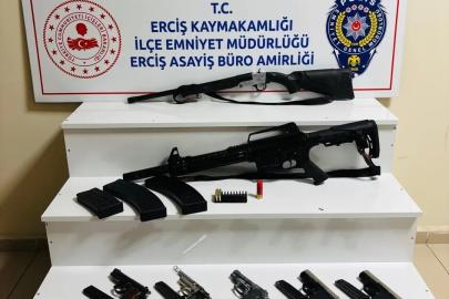 Erciş’te 5 adet ruhsatsız tabanca ve 2 adet yivsiz av tüfeği ele geçirildi