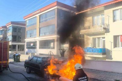 Erzincan’da park halindeki araç yandı