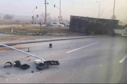 Eskişehir’de yan yatan tır trafiği olumsuz etkiledi