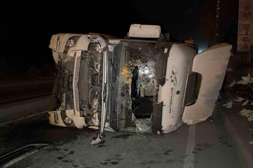 Eyüpsultan’da kontrolden çıkan hafriyat kamyonu yan yattı. 1 yaralı