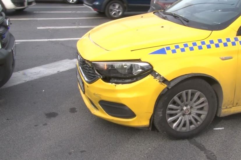 Fatih’te motosiklet ile taksi çarpıştı: Motosikletli yola savruldu