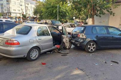 Freni tutmayan otomobil park halindeki araçlara çarptı: 1 yaralı