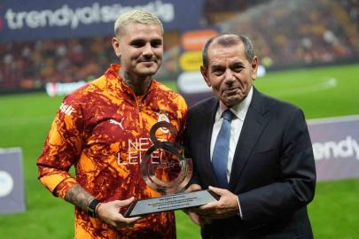 Galatasaray’da 100. maçına çıkan Mauro Icardi’ye plaket verildi