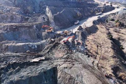 Göçük altında kalan şirket müdürünü kurtarma çalışmalarına ara verildi