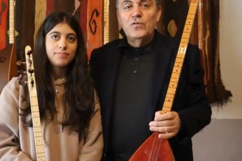 Güzel Sanatlar lisesini kazanan öğrenciye Başkan Demir’den 2 bağlama saz hediye