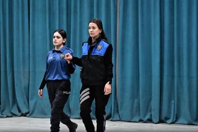 Hakkari polisinden kadın şiddetine karşı tiyatro ve sergi