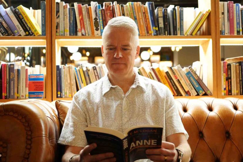 İngiliz yazar T.M. Logan, İstanbul’da okuyucularıyla bir araya geldi