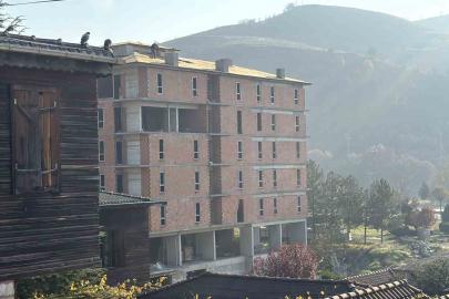 İnşaat çatısında tehlikeli çalışma kameraya yansıdı