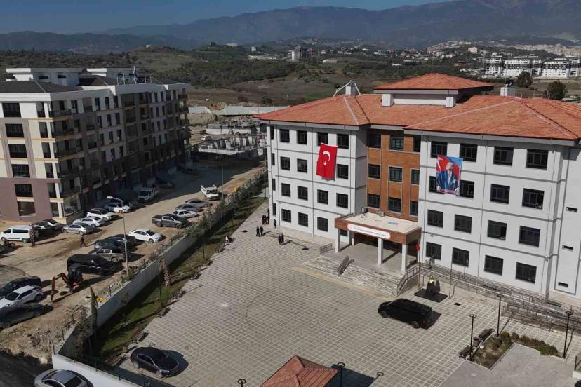 İş Bankası’ndan depremin yaralarının sarıldığı Hatay’a eğitim desteği