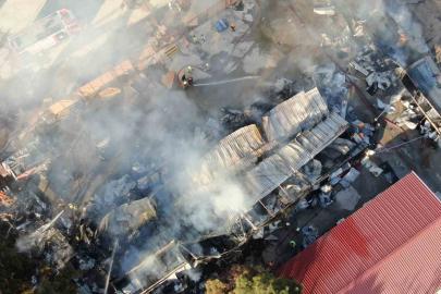 İzmir’deki yangında 5 konteyner ve 2 araç kül oldu
