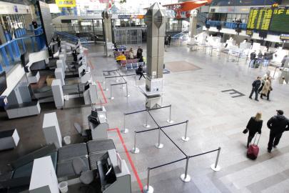 Kaçak sigara balonları Vilnius Havalimanı'nı kapattı